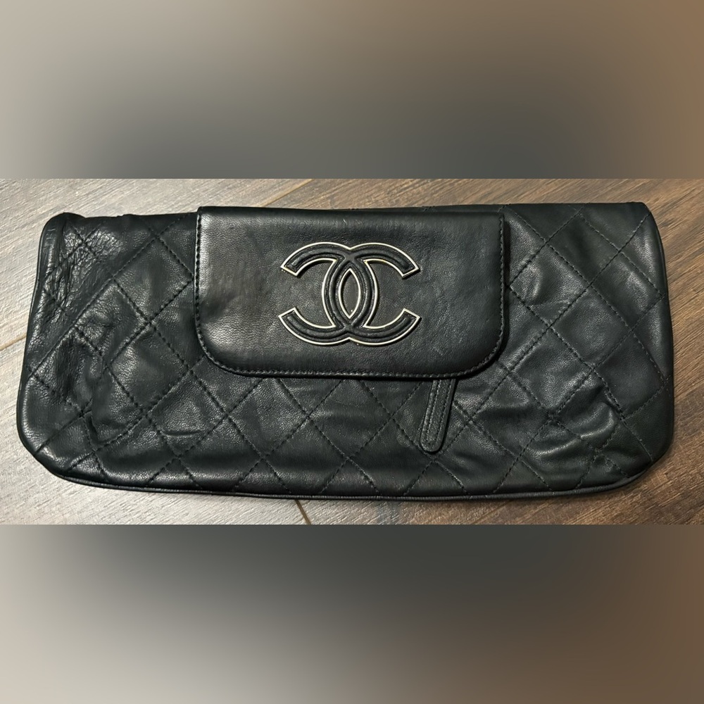 Chanel Hamptons Foldover Clutch Black Quilted Leather Handbag - Picture 3 of 16